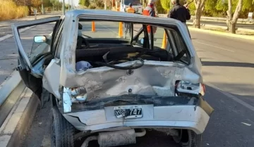 Una colisión originó un choque múltiple que dejó un auto destruido Una colisión originó un choque múltiple que dejó un auto destruido