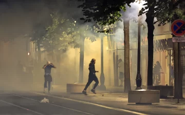 Quinta noche de violencia urbana en Francia por la muerte de un joven baleado por un policía Quinta noche de violencia urbana en Francia por la muerte de un joven baleado por un policía