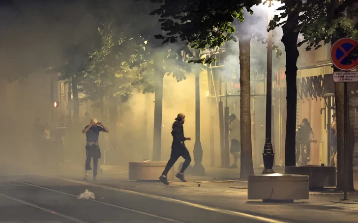 Quinta noche de violencia urbana en Francia por la muerte de un joven baleado por un policía Quinta noche de violencia urbana en Francia por la muerte de un joven baleado por un policía