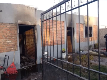 Salió para cuidar a su mamá enferma y su casa se incendió: hubo pérdidas totales Salió para cuidar a su mamá enferma y su casa se incendió: hubo pérdidas totales