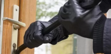 Un hombre peleó con un ladrón que encontró adentro de su casa