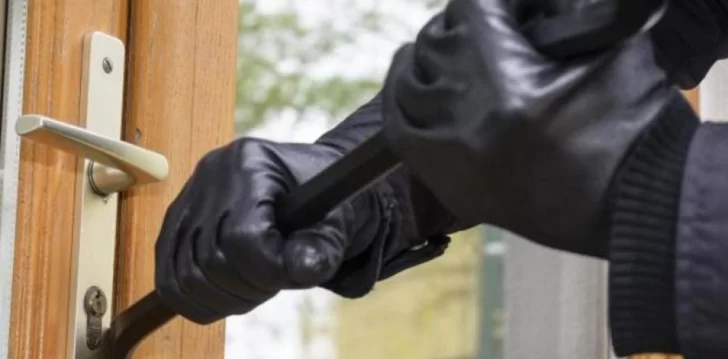 Un hombre peleó con un ladrón que encontró adentro de su casa