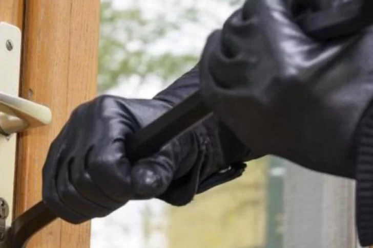 Un hombre peleó con un ladrón que encontró adentro de su casa