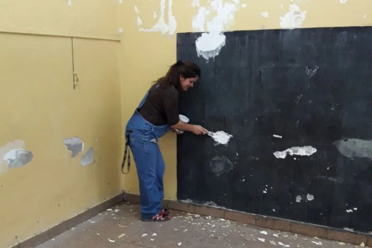 Papás recaudaron fondos y ellos mismos arreglaron el aula de sus hijos