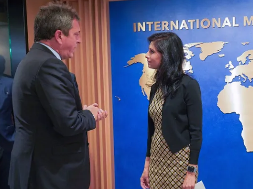 FMI pidió a Argentina una “política monetaria restrictiva y régimen cambiario simplificado” FMI pidió a Argentina una “política monetaria restrictiva y régimen cambiario simplificado”