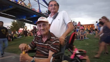 Tiene 87 años y no deja de seguir la Vuelta ni en silla de ruedas