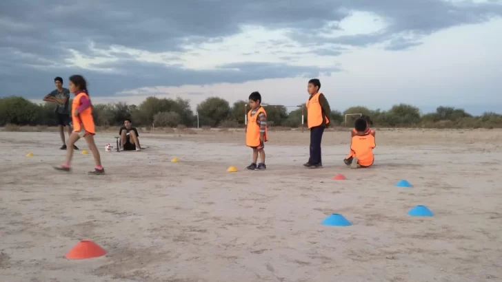 Fútbol sin fronteras: 13 chicos de Guanacache tienen en la redonda su única distracción Fútbol sin fronteras: 13 chicos de Guanacache tienen en la redonda su única distracción