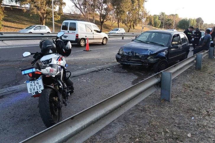 Aparatoso choque en la Circunvalación y complicaciones en el tránsito