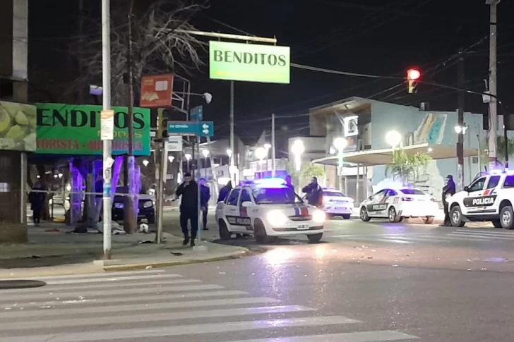 Un motociclista falleció en el acto al chocar con un auto en un cruce con semáforos