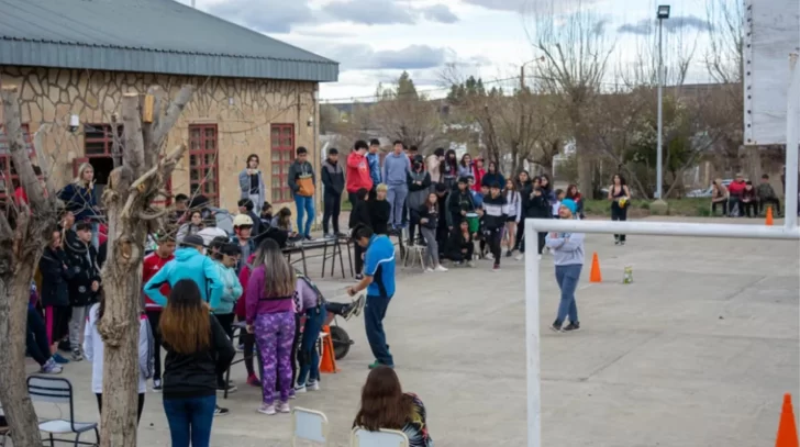 Golpeó a un compañero en la cabeza con un termo y lo dejó inconsciente Golpeó a un compañero en la cabeza con un termo y lo dejó inconsciente