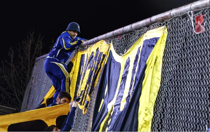 Incidentes entre hinchas de Nacional y Boca: los videos del duro cruce afuera del estadio Incidentes entre hinchas de Nacional y Boca: los videos del duro cruce afuera del estadio