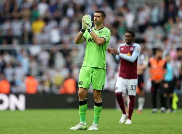 El mensaje del Dibu Martínez tras la goleada que sufrió en su debut en el Aston Villa El mensaje del Dibu Martínez tras la goleada que sufrió en su debut en el Aston Villa