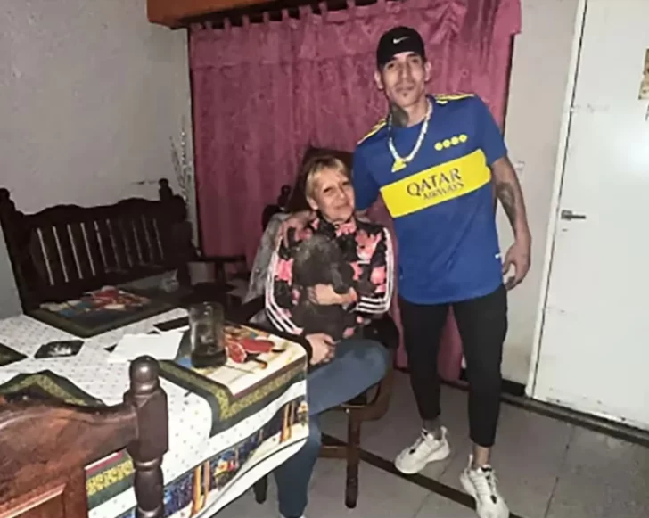 Cigarrillo, cerveza y foto con la camiseta de Boca: así fue la reaparición de Ricardo Centurión Cigarrillo, cerveza y foto con la camiseta de Boca: así fue la reaparición de Ricardo Centurión