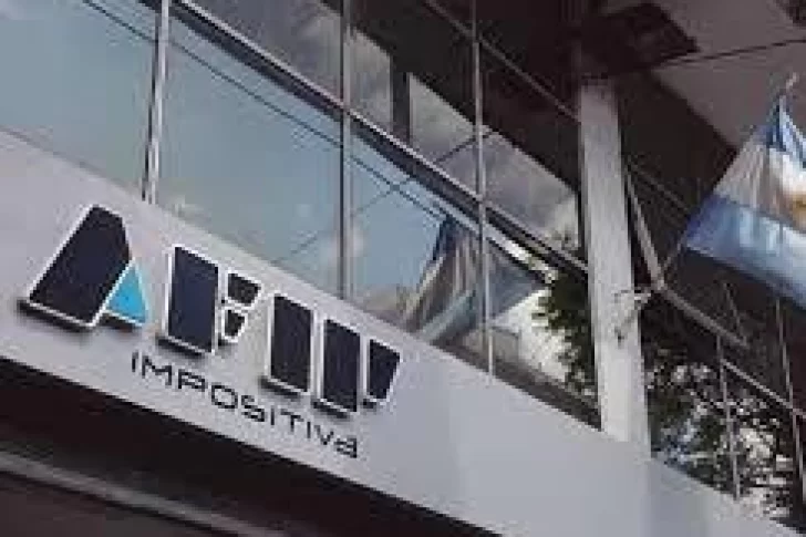 AFIP pone el ojo en consumos con tarjetas de débito: cuál es el límite y qué pasa si lo excedés