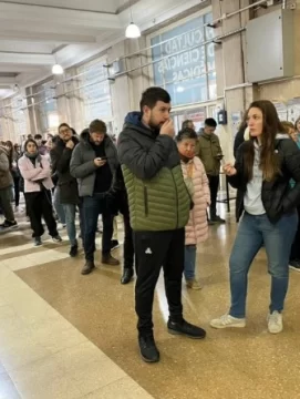 Por las demoras, se permitirá votar hasta las 19:30 en algunas escuelas de la CABA Por las demoras, se permitirá votar hasta las 19:30 en algunas escuelas de la CABA