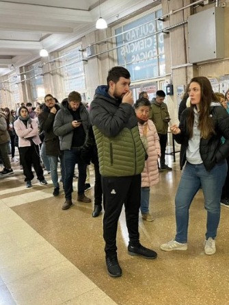 Por las demoras, se permitirá votar hasta las 19:30 en algunas escuelas de la CABA Por las demoras, se permitirá votar hasta las 19:30 en algunas escuelas de la CABA