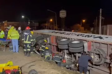 Un camión volcó y cayó sobre un auto donde había una familia: murió una niña de 9 años Un camión volcó y cayó sobre un auto donde había una familia: murió una niña de 9 años