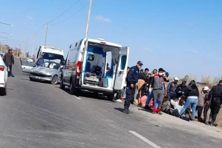 Una combi con chicos con discapacidad protagonizó un grave accidente: hay al menos 8 heridos