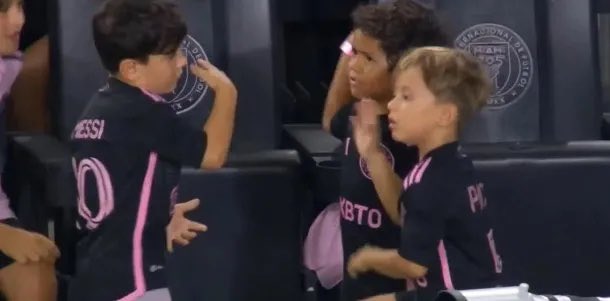 El divertido baile de Ciro Messi en la tribuna: se consiguió dos amiguitos y son furor en TikTok El divertido baile de Ciro Messi en la tribuna: se consiguió dos amiguitos y son furor en TikTok