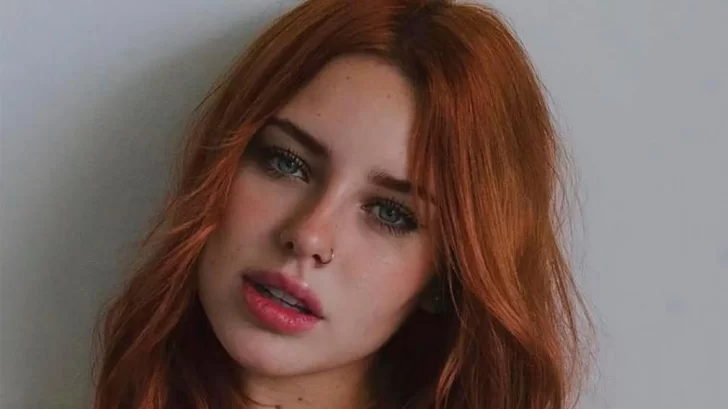 El collage de Coti Romero en tanga y haciendo