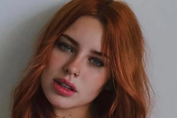 El collage de Coti Romero en tanga y haciendo