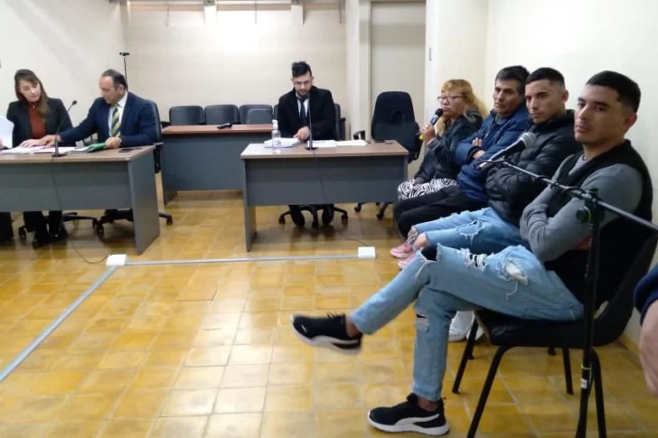 Amenazó al ex con un arma, condenada, sus parientes la apoyaron, pero zafan