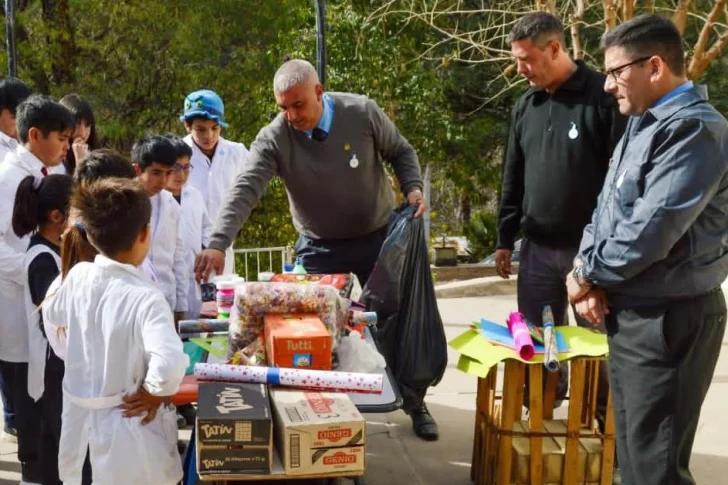 El Penal sale a las escuelas con donaciones y recreación