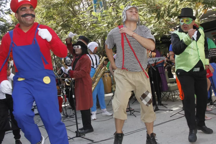 Los policías hicieron bailar a niños y a grandes con su show musical
