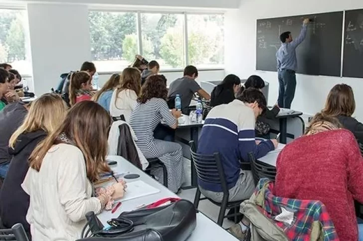 Sistema de vouchers de Milei suma críticas en otros países