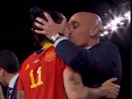 Rubiales: beso y se tambalea