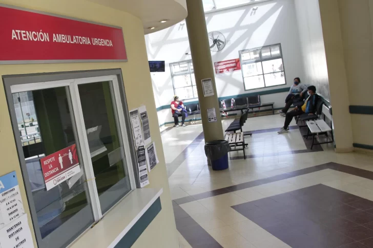 Un motociclista sufrió la amputación de un dedo de su mano tras chocar contra un auto