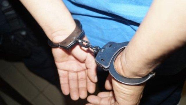 Demoraron a un adolescente que se paseaba mostrando un arma en la plaza de Chimbas Demoraron a un adolescente que se paseaba mostrando un arma en la plaza de Chimbas