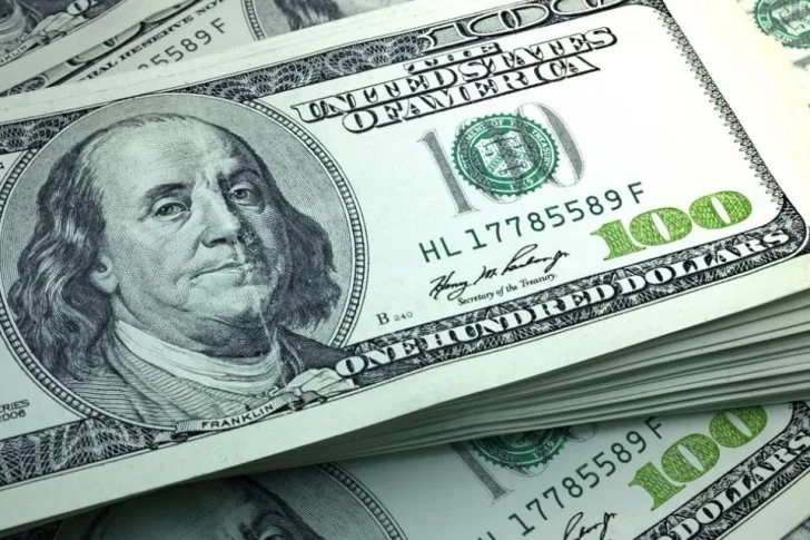 El dólar blue cerró con un nuevo incremento y se cotizó este viernes a 574 pesos