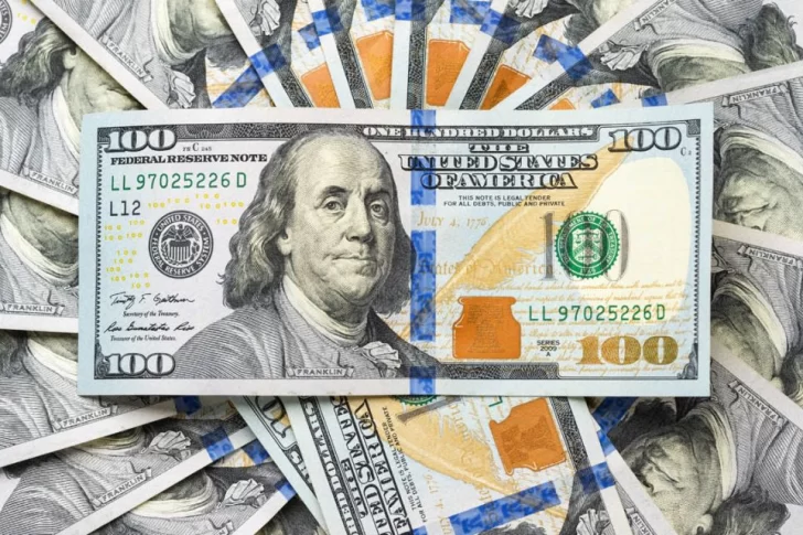 El dólar blue no sufrió cambios en el arranque de la semana