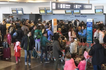 Más de 110 vuelos se vieron afectados en Aeroparque y Ezeiza por el temporal de lluvia Más de 110 vuelos se vieron afectados en Aeroparque y Ezeiza por el temporal de lluvia
