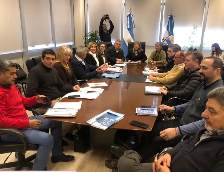 Gobierno aceptó cambios en la propuesta y se espera que este martes firme el acuerdo con los docentes Gobierno aceptó cambios en la propuesta y se espera que este martes firme el acuerdo con los docentes