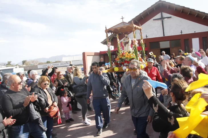 Miles de fieles presentes en Chimbas para pedir y agradecer a San Cayetano