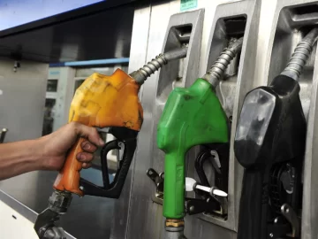 Aumenta la nafta: las petroleras suben un 4,5% el precio de sus combustibles Aumenta la nafta: las petroleras suben un 4,5% el precio de sus combustibles