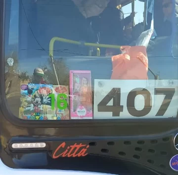 El emocionante gesto de un colectivero: sorteó juguetes entre los chicos que le regalaron dibujos El emocionante gesto de un colectivero: sorteó juguetes entre los chicos que le regalaron dibujos
