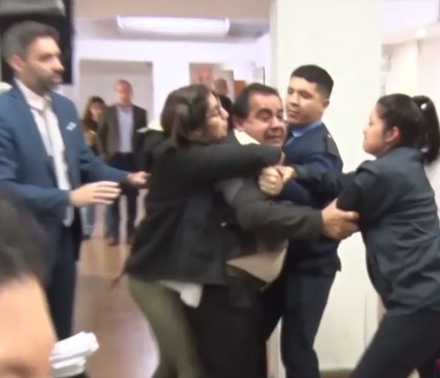 VIDEO: escándalo en Tribunales tras la condena al camionero que causó la muerte de un chico en moto