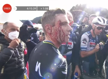 Evenepoel impactó contra una mujer tras cruzar la meta y terminó con el rostro ensangrentado