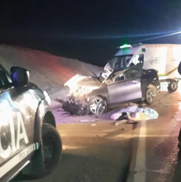 Una turista chilena murió al chocar de frente contra un auto y un camión Una turista chilena murió al chocar de frente contra un auto y un camión