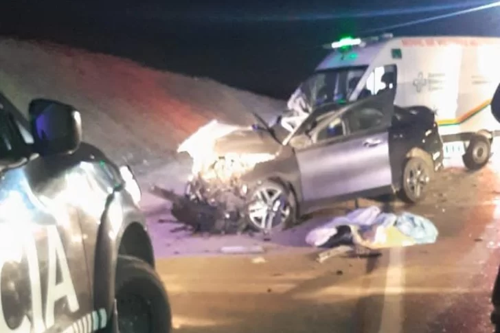 Una turista chilena murió al chocar de frente contra un auto y un camión