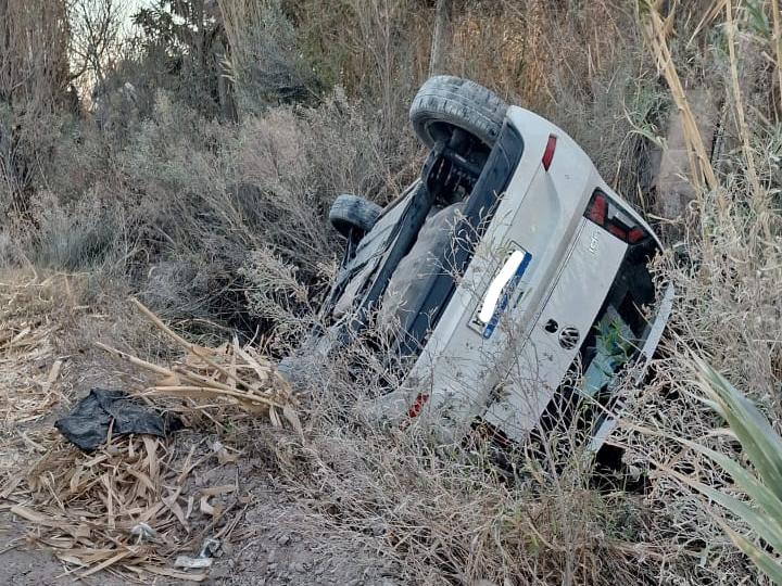 Una mujer volcó con su auto en Pocito y terminó adentro de un canal