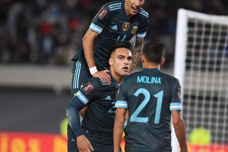 Argentina continúa su marcha triunfal hacia Catar: venció ahora a Perú