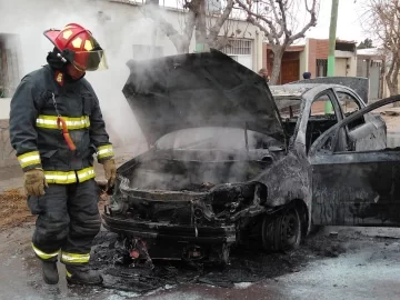 Un auto que recién salía del taller, envuelto en llamas Un auto que recién salía del taller, envuelto en llamas