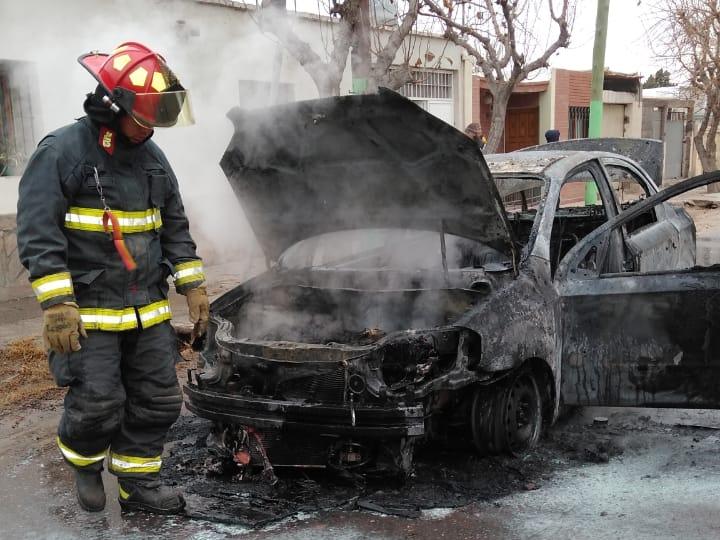 Un auto que recién salía del taller, envuelto en llamas Un auto que recién salía del taller, envuelto en llamas