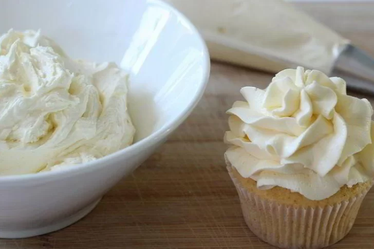 Así se hace la crema de manteca para decorar cupcakes y tortas