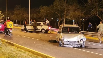 Impresionante choque entre vehículos que corrían una picada, terminó con los autos en el carril contrario Impresionante choque entre vehículos que corrían una picada, terminó con los autos en el carril contrario