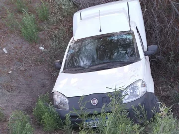 Chocaron dos vehículos y uno terminó en un zanjón, ¿por querer doblar en U? Chocaron dos vehículos y uno terminó en un zanjón, ¿por querer doblar en U?